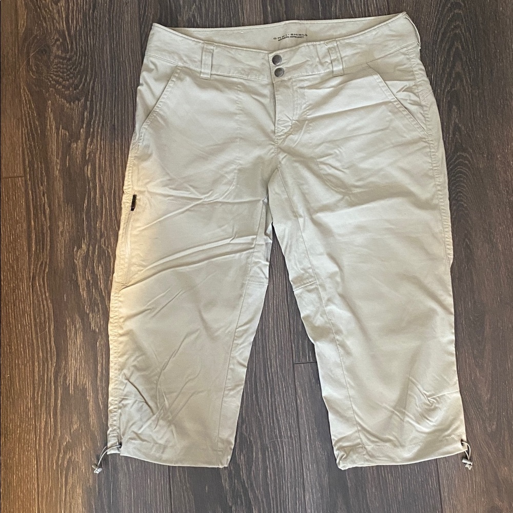 Columbia womens Light Tan Cargo capris